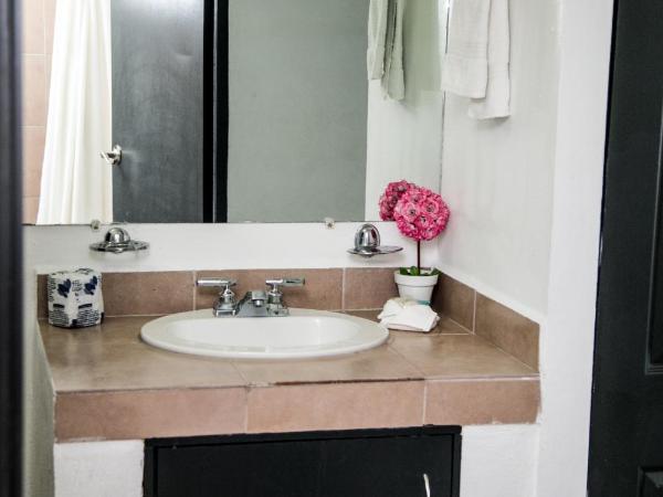 Booking Dioh : photo 8 de la chambre suite lit king-size avec balcon