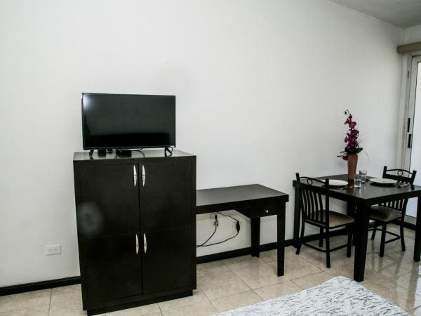 Booking Dioh : photo 4 de la chambre suite lit king-size avec balcon