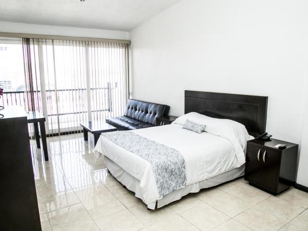 Booking Dioh : photo 2 de la chambre suite lit king-size avec balcon