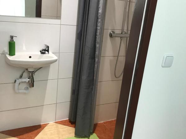 Viktoria : photo 10 de la chambre chambre triple avec salle de bains privative