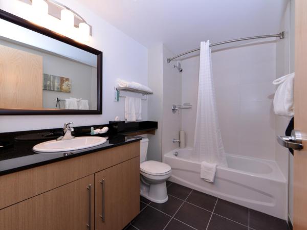 Best Western Plus Airport Inn & Suites : photo 4 de la chambre queen room with two queen beds and sofa bed - kitchen