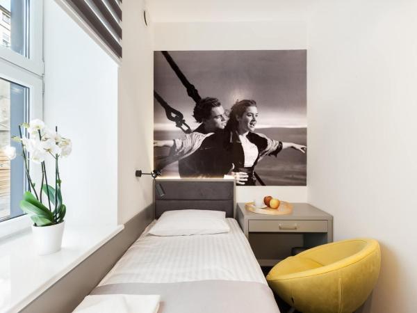 Cinema Hostel : photo 2 de la chambre chambre lits jumeaux avec salle de bains privative