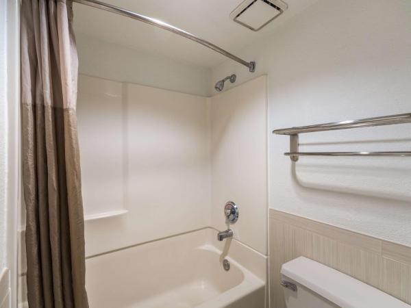 Motel 6-Houston, TX - Brookhollow : photo 1 de la chambre chambre lit king-size deluxe - non-fumeurs