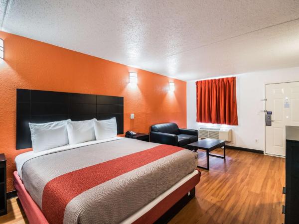 Motel 6-Houston, TX - Brookhollow : photo 1 de la chambre chambre lit king-size - accessible aux personnes à mobilité réduite - non-fumeurs
