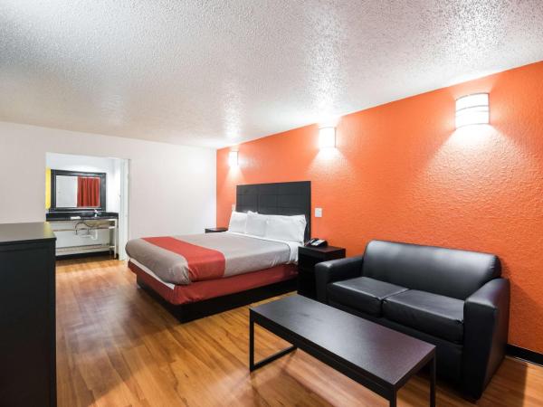 Motel 6-Houston, TX - Brookhollow : photo 2 de la chambre chambre lit king-size deluxe - non-fumeurs