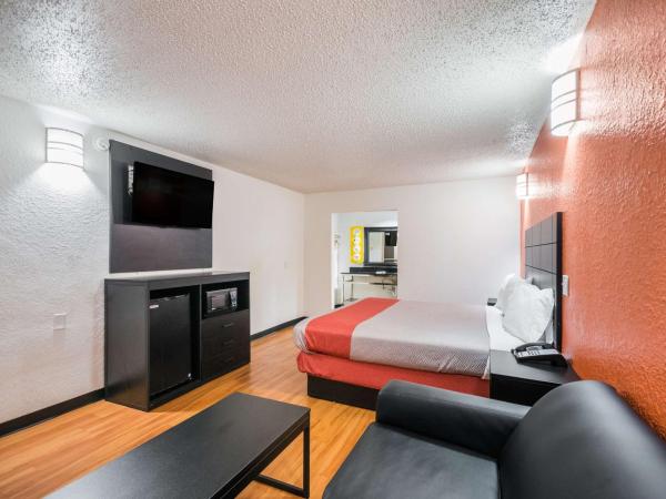 Motel 6-Houston, TX - Brookhollow : photo 3 de la chambre chambre lit king-size deluxe - non-fumeurs