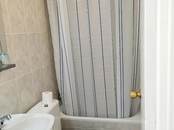 Hostal Abitum Madrid : photo 3 de la chambre chambre lits jumeaux