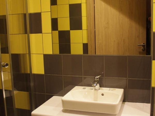 Dom Pomocy Studentom : photo 3 de la chambre chambre double avec salle de bains privative