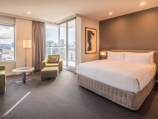 Pullman Adelaide : photo 1 de la chambre suite lit king-size junior avec balcon et accès au salon exécutif