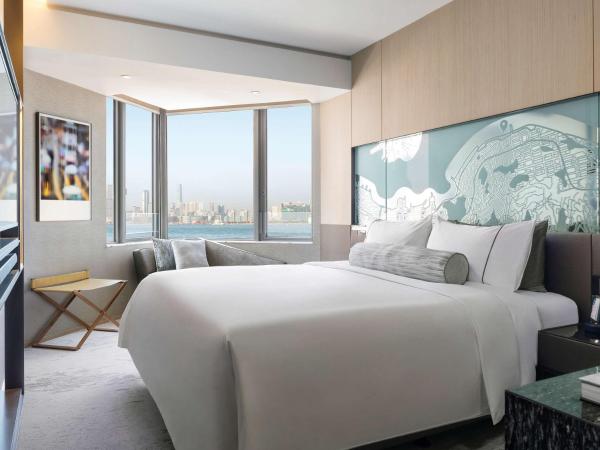 Hyatt Centric Victoria Harbour : photo 2 de la chambre chambre lit king-size - accès au salon