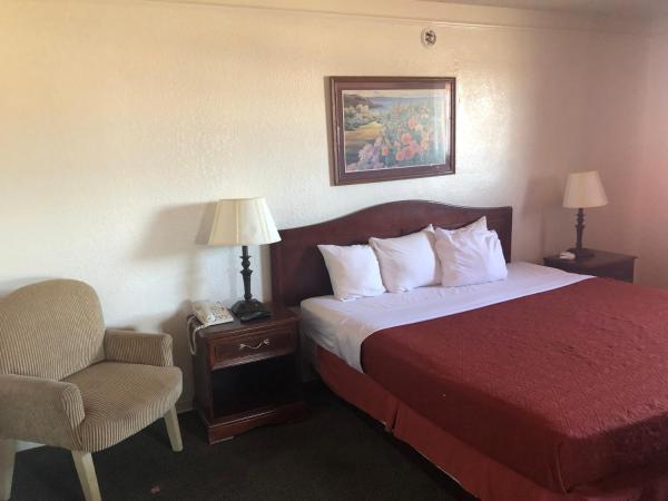 Americas Best Value Inn Denver : photo 2 de la chambre suite lit king-size - non-fumeurs