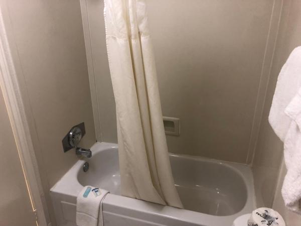 Americas Best Value Inn Denver : photo 6 de la chambre hébergement 1 lit king-size accessible aux personnes à mobilité réduite - non-fumeurs