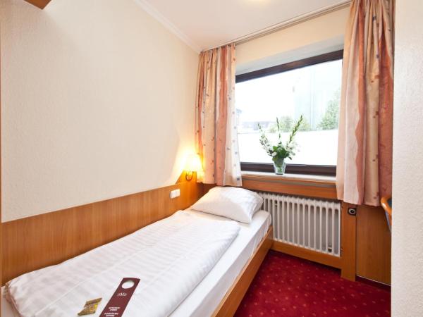 Hotel Primus Frankfurt Sachsenhausen : photo 2 de la chambre chambre simple avec salle de bains extérieure privative