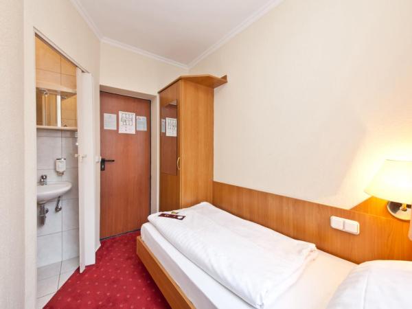 Hotel Primus Frankfurt Sachsenhausen : photo 4 de la chambre chambre simple avec salle de bains extérieure privative