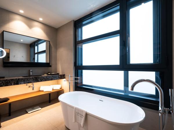 Catalonia Barcelona Plaza : photo 4 de la chambre suite junior avec terrasse