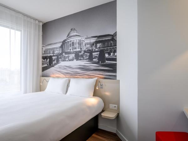 B&B HOTEL Brussels Centre Gare du Midi : photo 4 de la chambre chambre double - accessible aux personnes à mobilité réduite 