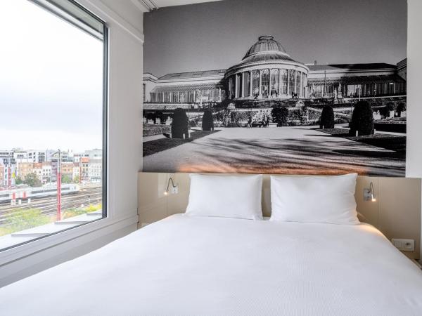 B&B HOTEL Brussels Centre Gare du Midi : photo 8 de la chambre chambre double - accessible aux personnes à mobilité réduite 