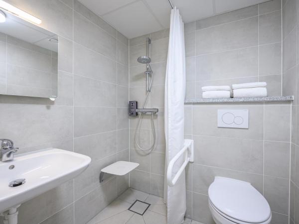 B&B HOTEL Brussels Centre Gare du Midi : photo 9 de la chambre chambre double - accessible aux personnes à mobilité réduite 