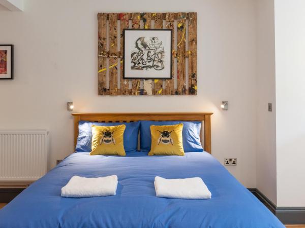 144 Lower Cheltenham Place : photo 6 de la chambre chambre lit king-size - vue sur jardin