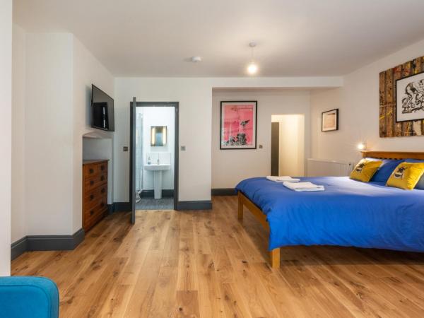 144 Lower Cheltenham Place : photo 4 de la chambre chambre lit king-size - vue sur jardin