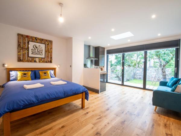 144 Lower Cheltenham Place : photo 8 de la chambre chambre lit king-size - vue sur jardin