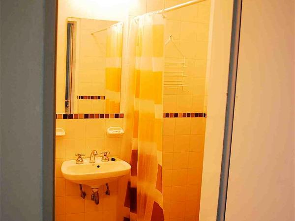 Sabatico Travelers Hostel & Guesthouse : photo 5 de la chambre chambre double avec salle de bains privative