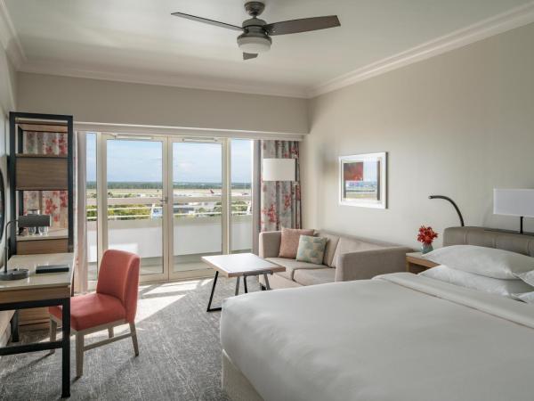Hyatt Regency Orlando International Airport Hotel : photo 4 de la chambre chambre lit king-size - vue sur piste