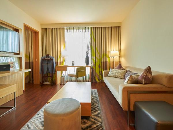 Novotel Chennai OMR : photo 10 de la chambre executive suite king bed - separate living room - bathtub