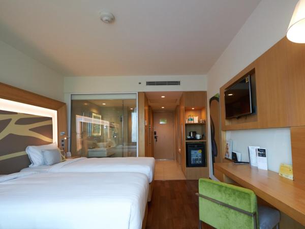Novotel Chennai OMR : photo 7 de la chambre executive room king bed - aqua pool view