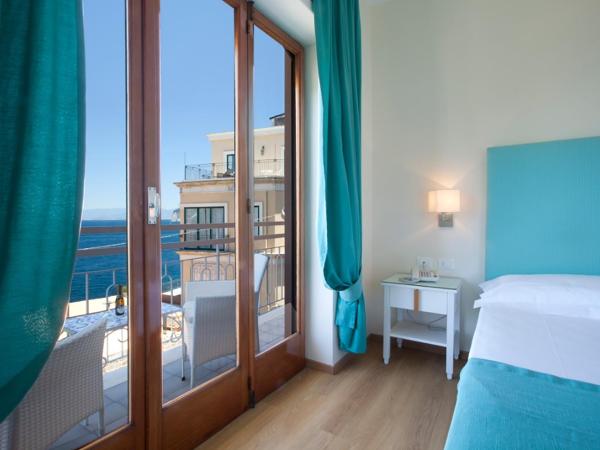 Hotel Regina : photo 8 de la chambre chambre double ou lits jumeaux - vue sur mer