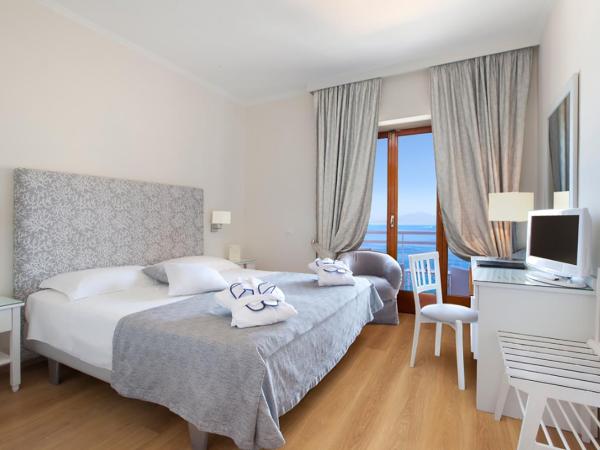 Hotel Regina : photo 10 de la chambre chambre double ou lits jumeaux - vue sur mer