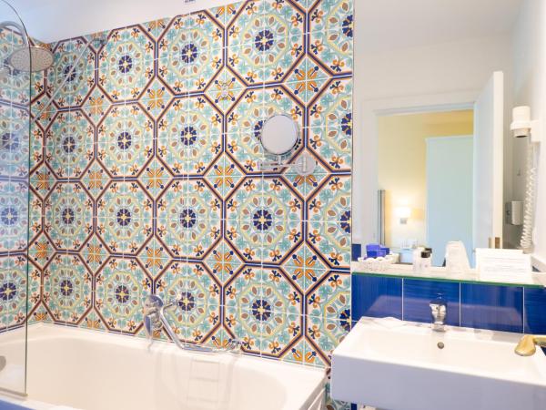 Hotel Regina : photo 4 de la chambre chambre double ou lits jumeaux - vue sur jardin