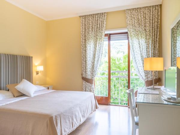 Hotel Regina : photo 8 de la chambre chambre double ou lits jumeaux - vue sur jardin