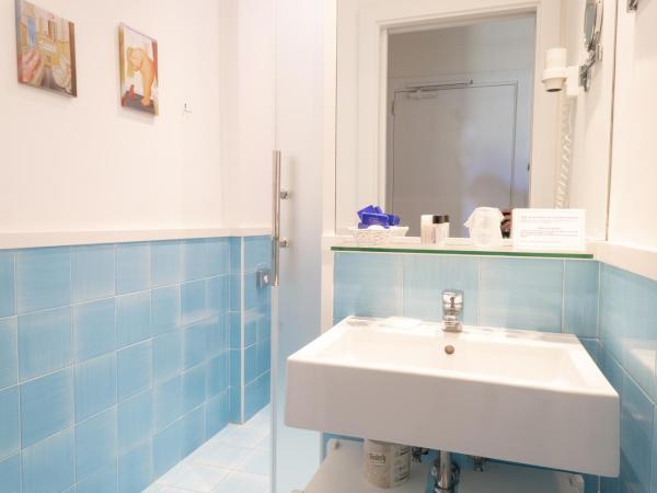 Hotel Regina : photo 8 de la chambre chambre double ou lits jumeaux - vue sur piscine