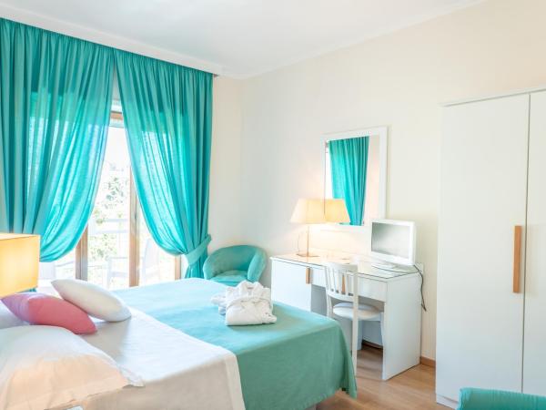 Hotel Regina : photo 9 de la chambre chambre double ou lits jumeaux - vue sur piscine