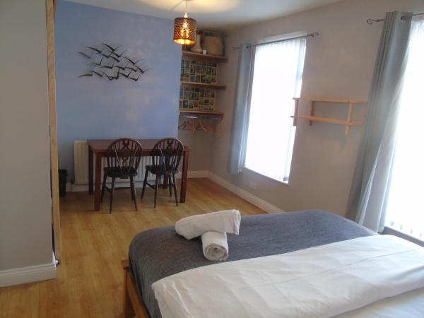 Big Yellow Door in Queens Quarter : photo 1 de la chambre chambre double avec salle de bains privative