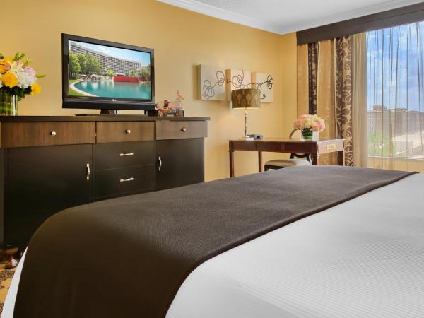 Omni Houston Hotel : photo 1 de la chambre premier signature pool view - 1 king bed