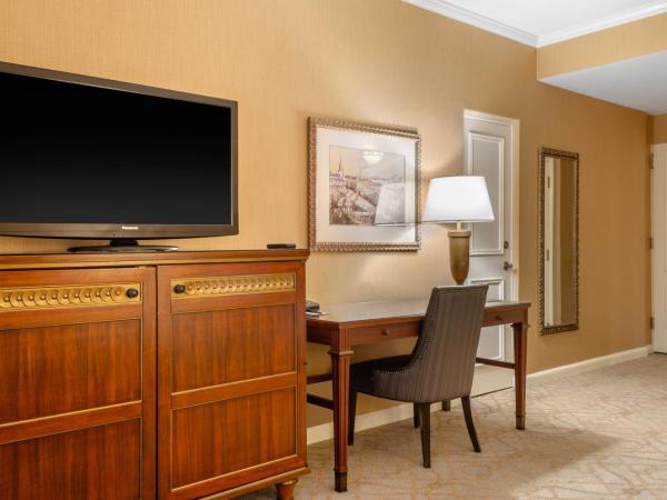 Omni Royal Orleans Hotel : photo 1 de la chambre chambre double de luxe avec 2 lits doubles et balcon