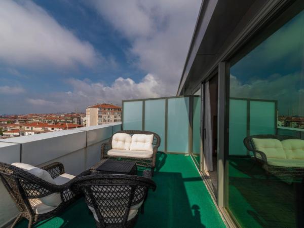 Land Park Hotel : photo 1 de la chambre suite avec terrasse 