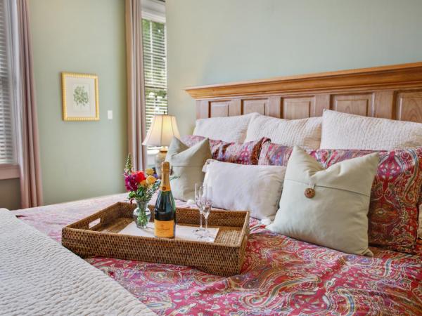 Maison Perrier Bed & Breakfast : photo 2 de la chambre chambre lit king-size honeymoon