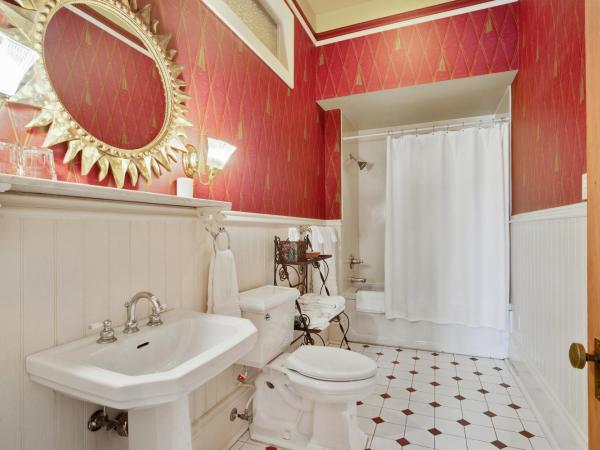 Maison Perrier Bed & Breakfast : photo 2 de la chambre chambre lit king-size supérieure avec balcon