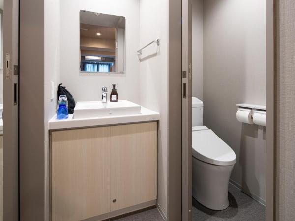 Grids Tokyo Ueno Hotel&Hostel : photo 5 de la chambre chambre familiale avec salle de bains privative