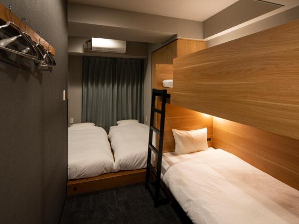 Grids Tokyo Ueno Hotel&Hostel : photo 1 de la chambre chambre quadruple avec salle de bains privative