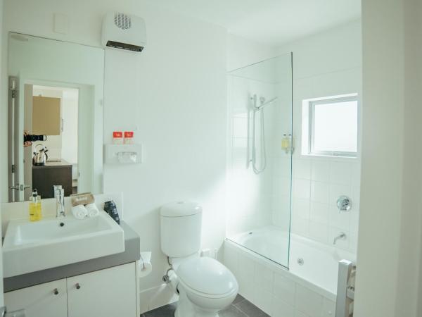 Airport Delta Motel : photo 8 de la chambre suite 1 chambre avec baignoire spa