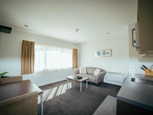 Airport Delta Motel : photo 5 de la chambre suite 1 chambre avec baignoire spa