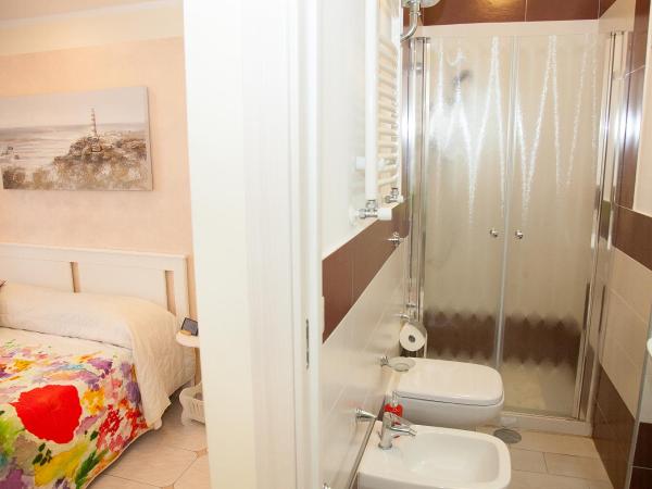 b&b Napoli Capitale : photo 8 de la chambre chambre double avec salle de bains privative