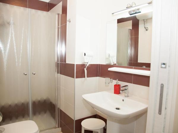 b&b Napoli Capitale : photo 9 de la chambre chambre double avec salle de bains privative