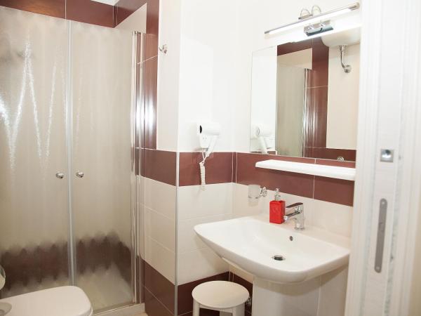 b&b Napoli Capitale : photo 10 de la chambre chambre double avec salle de bains privative