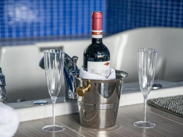 Auberge St. Jacques : photo 7 de la chambre chambre lit queen-size avec baignoire spa