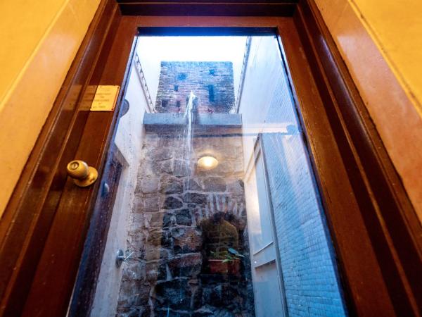 Fort JadhavGADH -A GADH Heritage Hotel : photo 4 de la chambre varsha suite - premium rain shower room